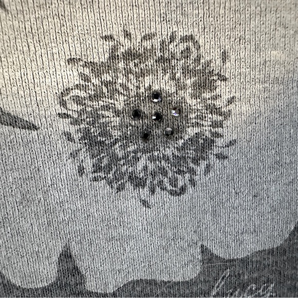 GUC - Tee Shirt (Gray) with White Center Flower with Tiny Rhinestones (L) - Picture 4 of 8